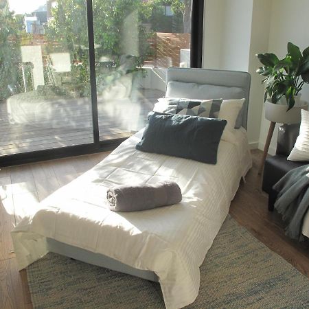 Modern 3 Bedroom Apt With Free Parking, Netflix, Wifi & Welcome Wine By Bnb Pro 멜번 외부 사진
