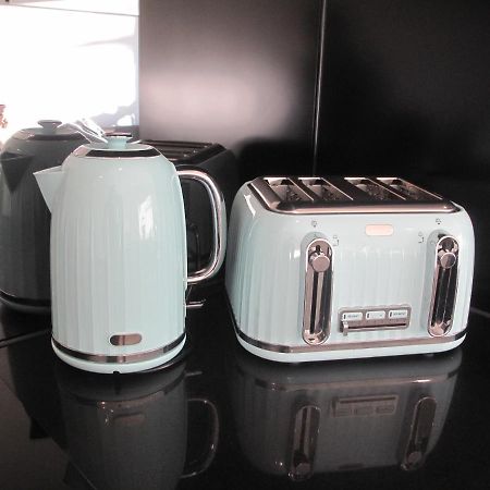 Modern 3 Bedroom Apt With Free Parking, Netflix, Wifi & Welcome Wine By Bnb Pro 멜번 외부 사진