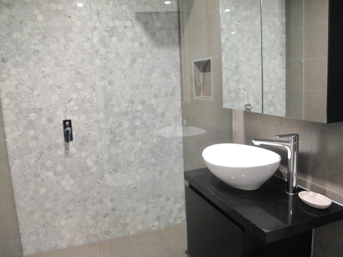 Modern 3 Bedroom Apt With Free Parking, Netflix, Wifi & Welcome Wine By Bnb Pro 멜번 외부 사진