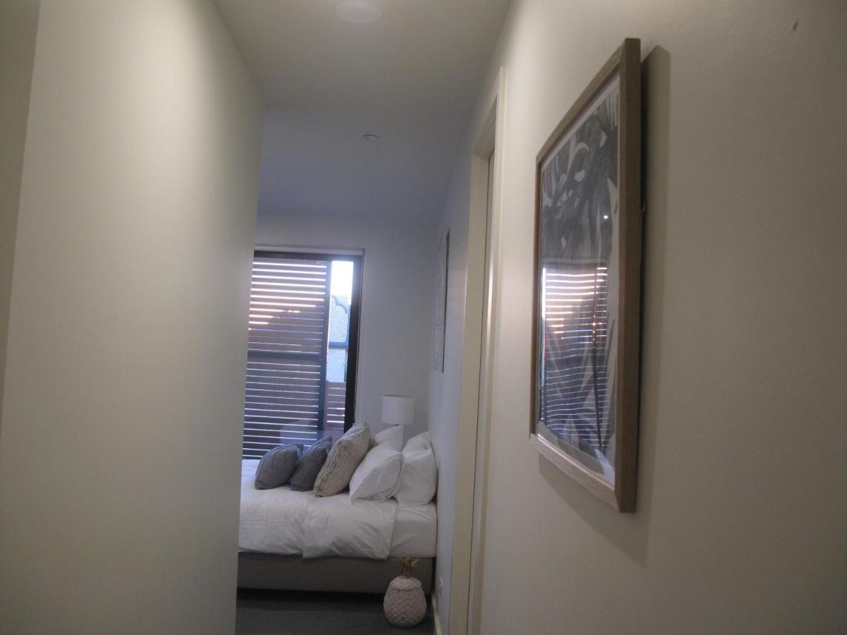 Modern 3 Bedroom Apt With Free Parking, Netflix, Wifi & Welcome Wine By Bnb Pro 멜번 외부 사진